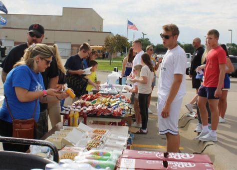 Bulldog fans receive their meals from the StuCo tailgate on Aug. 26.