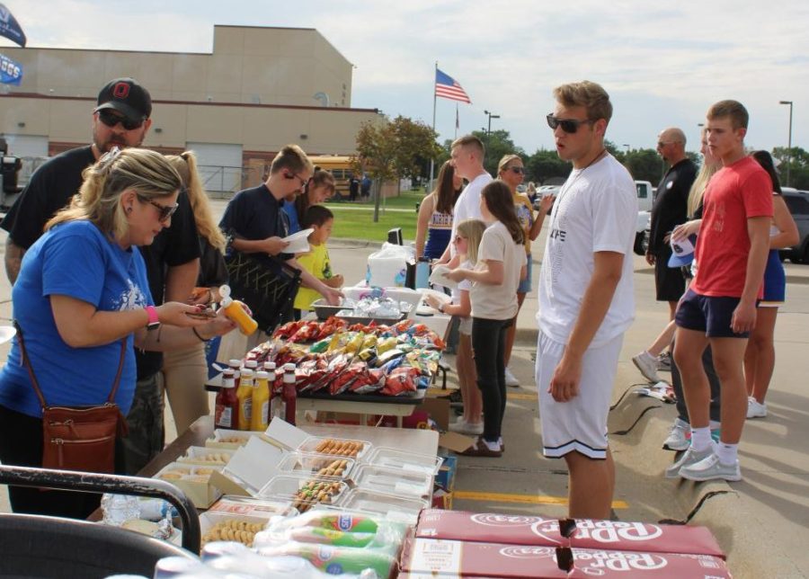 Bulldog+fans+receive+their+meals+from+the+StuCo+tailgate+on+Aug.+26.
