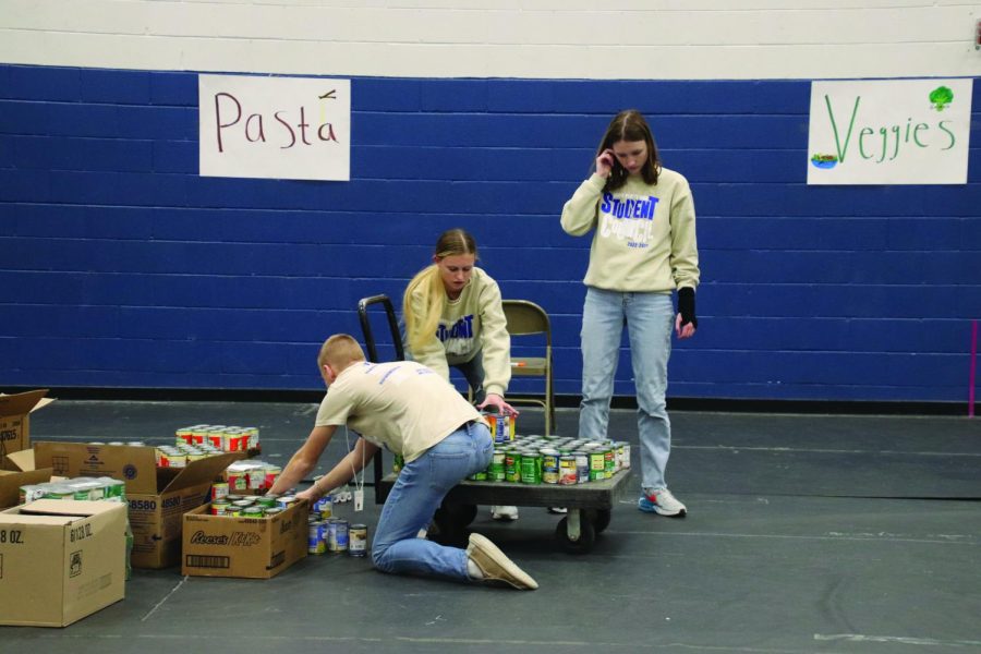 Student Council members from left, Sam Stefka, Kacey
Munson and Tuesday Allen organize cans brought in during the food drive in November.